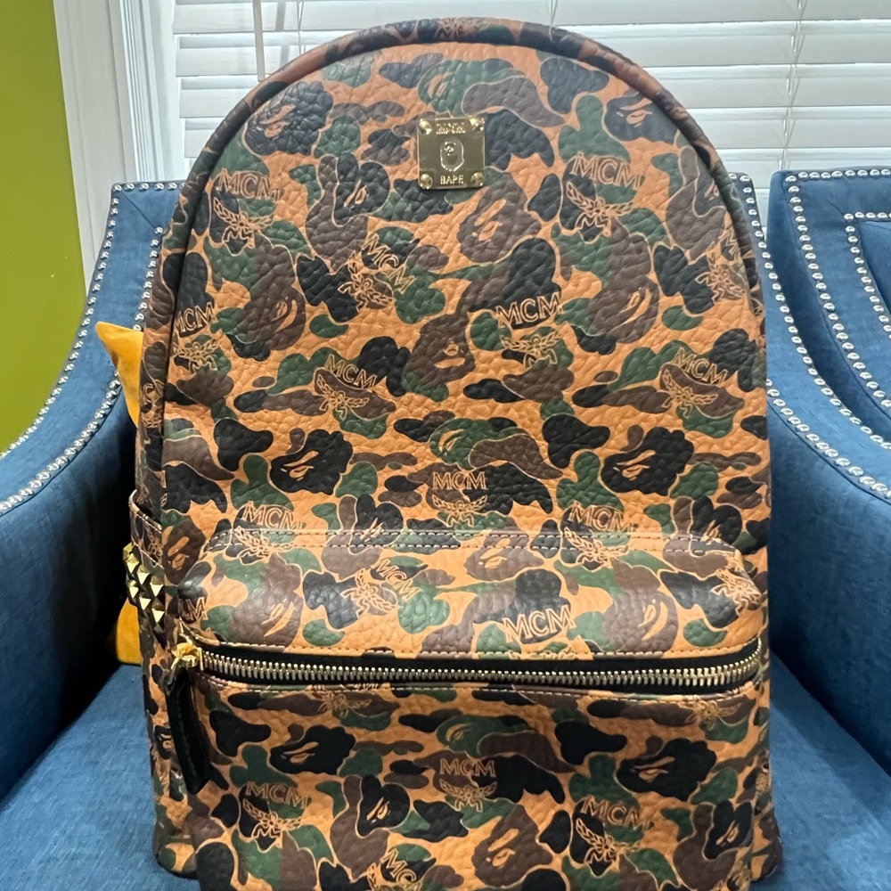 МСМ X BAPE STARK BACKPACK IN CAMO VISETOS
Bathed in BAPE's iconic camo